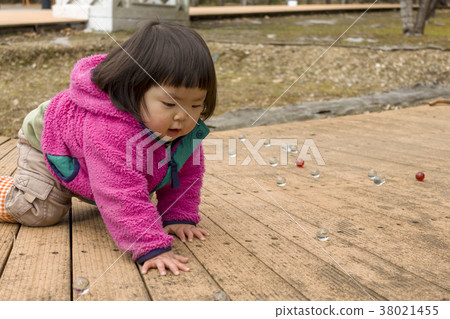 Girls playing with marbles 38021455