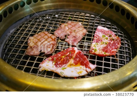 Yakiniku, beef tongue and beef loin Yakiniku, beef tongue and beef loin 38023770