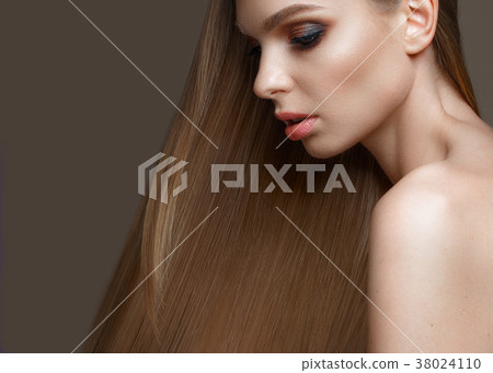 Beautiful blond girl with a perfectly smooth hair 38024110