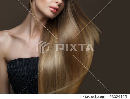 Beautiful blond girl with a perfectly smooth hair 38024125