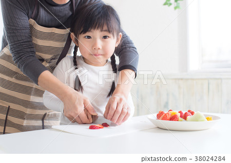 Making sweets 38024284