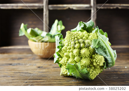 Raw fresh Roman cauliflower on the wooden table 38025202