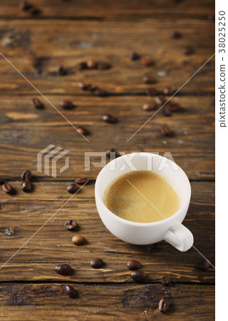 Hot strong coffee on the wooden table Hot strong coffee on the wooden table 38025250