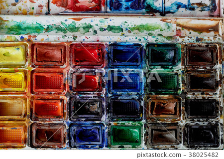 palette with watercolor paint.Not new, artistic 38025482