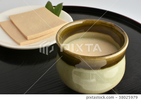 Sweet sake and board rice bowl 38025979