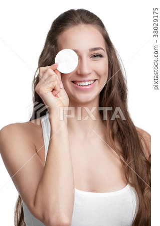 woman hold cotton pad woman hold cotton pad 38029175