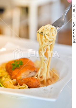 Spaghetti with spicy fried chicken 38030165