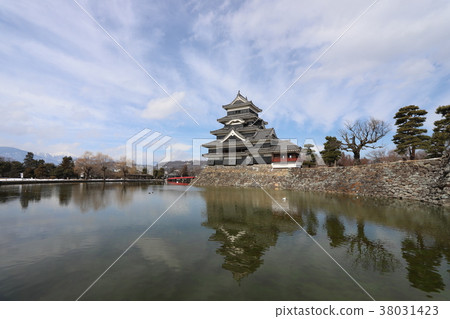 松本城堡的雪景 38031423
