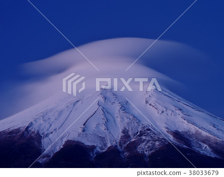 The morning of the shadows 38033679