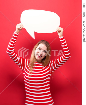 Young woman holding a speech bubble 38038100