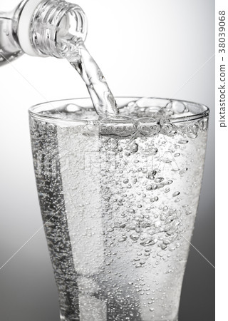 Carbonated water  38039068