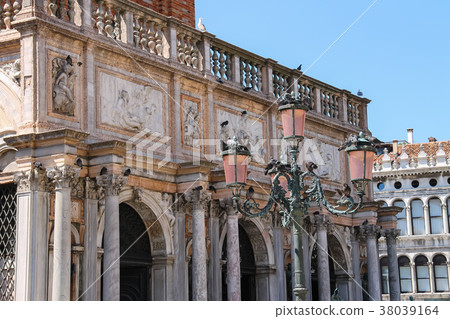Old lantern on famous St. Mark's Square in Venice 38039164