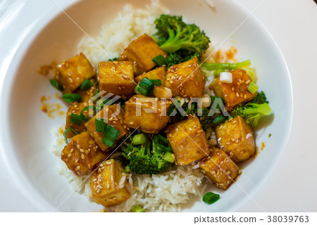 Chili honey tofu with rice and broccoli Chili honey tofu with rice and broccoli 38039763