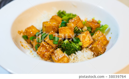 Chili honey tofu with rice and broccoli Chili honey tofu with rice and broccoli 38039764