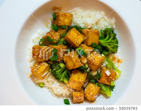 Chili honey tofu with rice and broccoli Chili honey tofu with rice and broccoli 38039765