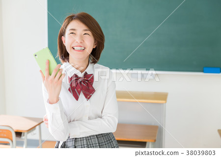 Smiling student smartphone 38039803