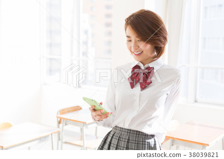 Smiling student smartphone 38039821