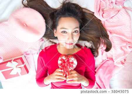 beautiful women ready for Valentine with heart  beautiful women ready for Valentine with heart  38043075