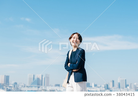 偶然衣服藍天的中間夫人 偶然衣服藍天的中間夫人 38043415