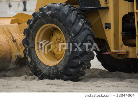 Heavy equipment tire 38044004