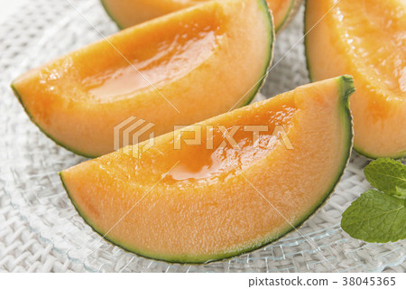 It is a delicious melon. 38045365