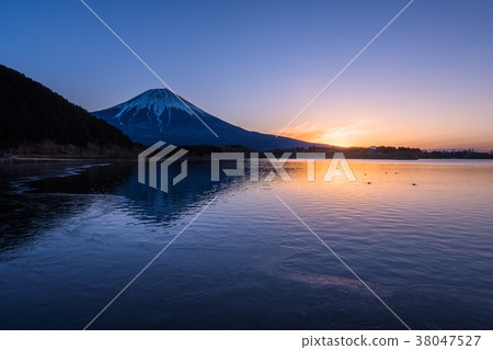 Shizuoka Prefecture Lake Tanuki The Dawn Of Stock Photo