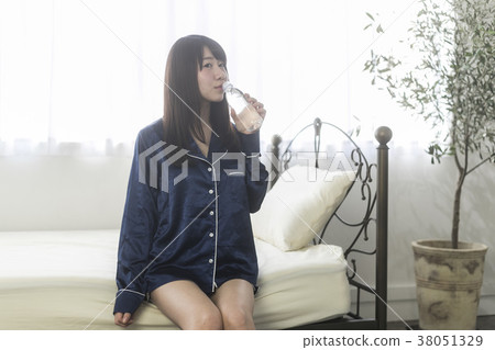 20多歲的女性穿著睡衣喝水 20多歲的女性穿著睡衣喝水 38051329
