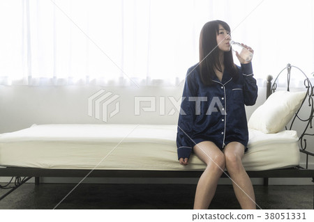20多歲的女性穿著睡衣喝水 38051331