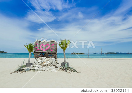 Pink heart drawn on Wooden board on the beach 38052154