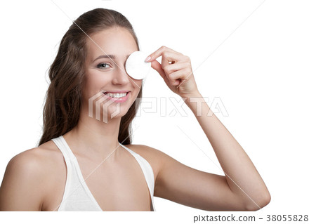 woman hold cotton pad 38055828