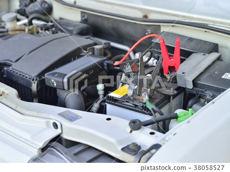 Start the engine using the jump starter Start the engine using the jump starter 38058527