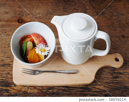 Tea and fruties    38059214