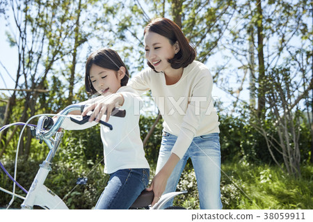 A cordial mommy and little girl, family concept photo 064 A cordial mommy and little girl, family concept photo 064 38059911