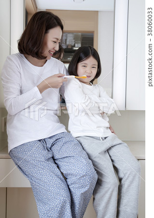 A cordial mommy and little girl, family concept photo 133 A cordial mommy and little girl, family concept photo 133 38060033