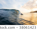 波浪和衝浪者 38061423