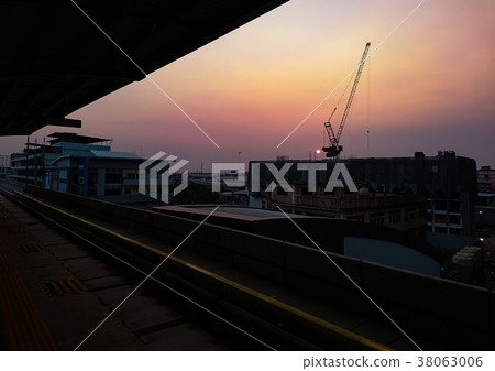 Building with cranes 38063006