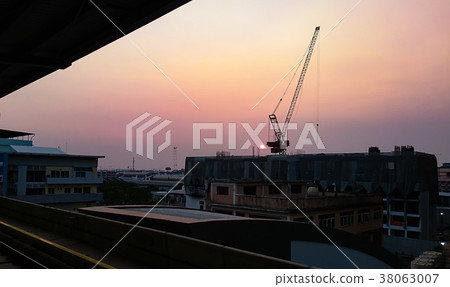 Building with cranes 38063007