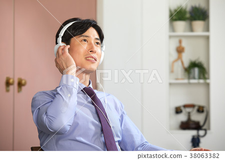 In the 20s who are listening to music in the cafe, music, headphones, 38063382