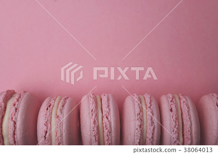 Flat lay pink macaroons 38064013
