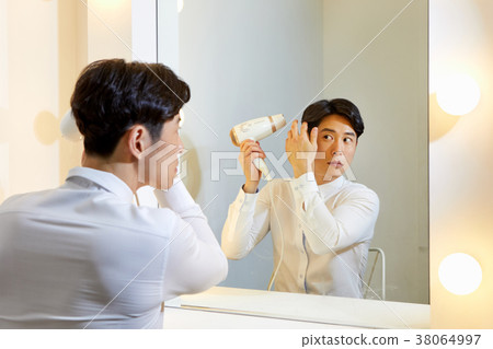 20多歲，準備上班，男士化妝， 38064997