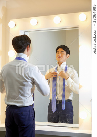 我20多歲，準備愉快地去上班，男，化妝， 38064999