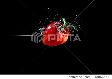 bell pepper in water with splash 38066345