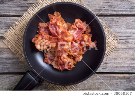 Sliced fried bacon 38068107
