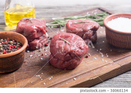 Raw fillet mignon 38068134