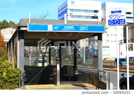 名古屋市地鐵名古屋港站站前的一個場景 38069201