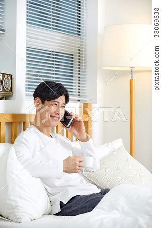 Twenties man in video chatting in bed in the free afternoon, love, lover, business 38069838