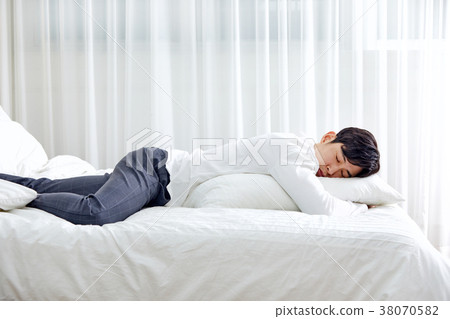 二十歲的男人睡過頭了,累了 二十歲的男人睡過頭了,累了 38070582