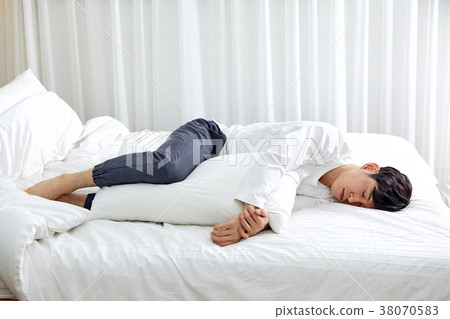 二十歲的男人睡過頭了，累了 38070583