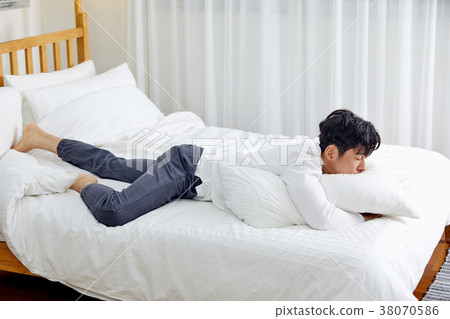 二十歲的男人睡過頭了,累了 二十歲的男人睡過頭了,累了 38070586