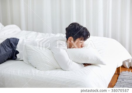 二十歲的男人睡過頭了，累了 38070587